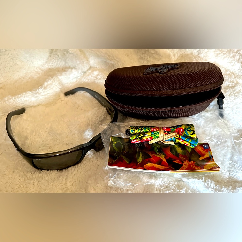 MAUI JIM World Cup Sunglasses with 2 Cases for Men
